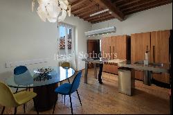 Top floor exquisite apartment in Oltrarno