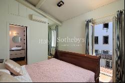 Top floor exquisite apartment in Oltrarno