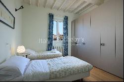 Top floor exquisite apartment in Oltrarno