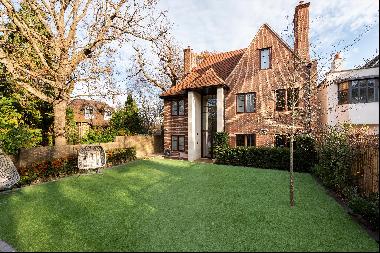 A detached 6 bedroom house on The Bishops Avenue N2