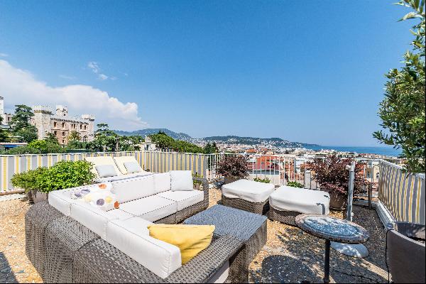Top floor apartment with spacious terrace in Nice.