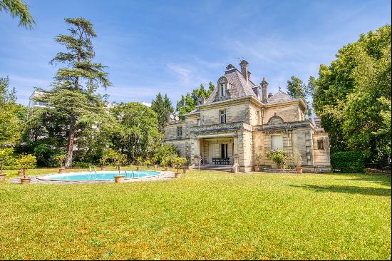 LE BOUSCAT - SUPERB FAMILY HOME SURROUNDED BY SPLENDID GROUNDS, SWIMMING POOL.