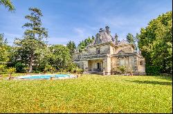 LE BOUSCAT - SUPERB FAMILY HOME SURROUNDED BY SPLENDID GROUNDS, SWIMMING POOL.