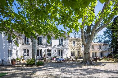 A Napoleonic-style villa situated on over 1,700 sq m of grounds between L'Isle sur la Sorg