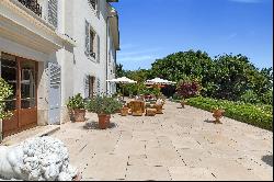 Majestic castle with panoramic views on the lake, near Nyon  