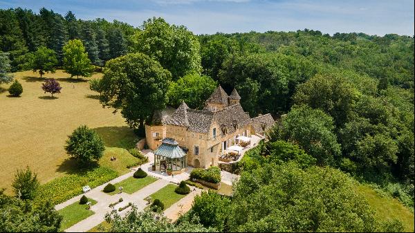 Exceptional castle of 714 sqm nestled in the heart of a 28-hectare estate