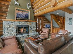 Experience  Mountain Luxury at Mammoth Cabin in Mountain Lodge
