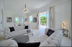 Cannes Croisette, fully renovated 3-beds apartment and its studio, sea view.