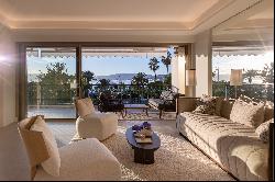 Cannes Croisette - magnificent 3 bedroom apartment on the seafront for sale.