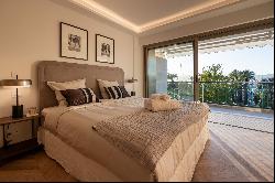 Cannes Croisette - magnificent 3 bedroom apartment on the seafront for sale.