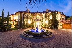 A ROYAL VILLA IN EXCLUSIVE CONSTANTIA UPPER ESTATE