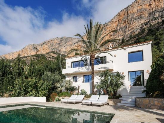 Eco-Luxury at its Finest: Exquisite Mediterranean Villa in the H, Jávea 03730