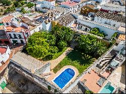 Exclusive property in the historic center of Umbrete.