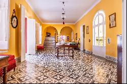 Exclusive property in the historic center of Umbrete.