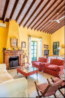 Exclusive property in the historic center of Umbrete.