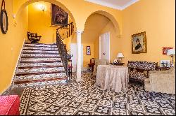 Exclusive property in the historic center of Umbrete.