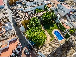 Exclusive property in the historic center of Umbrete.