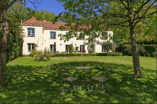 Saint-Nom-la Bretèche – A spacious family home with a garden and indoor swimming pool