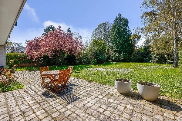 Versailles Glatigny – An architect-designed property with a garden