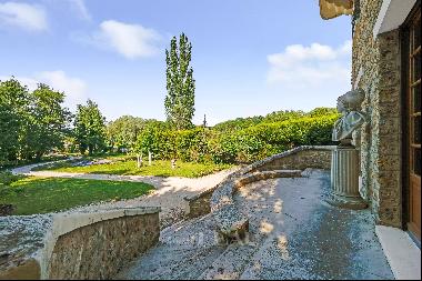 Chevreuse – A 360 sqm manor house in 2 hectares with a swimming pool, a large pond and a 