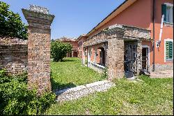 Eighteenth-century villa with agricultural outbuildings in the Oltrepò Pavese