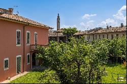 Eighteenth-century villa with agricultural outbuildings in the Oltrepo Pavese