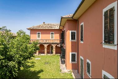 Eighteenth-century villa with agricultural outbuildings in the Oltrepo Pavese