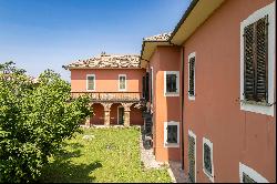 Eighteenth-century villa with agricultural outbuildings in the Oltrepo Pavese