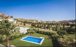 Well located villa with breathtaking golf views in Los Flamingos Golf