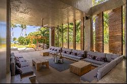 Beachfront Luxury Retreat: Contemporary Villa with Stunning Views and Unrivaled Amenities
