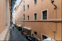 Elegant apartment in the historical centre of Rome