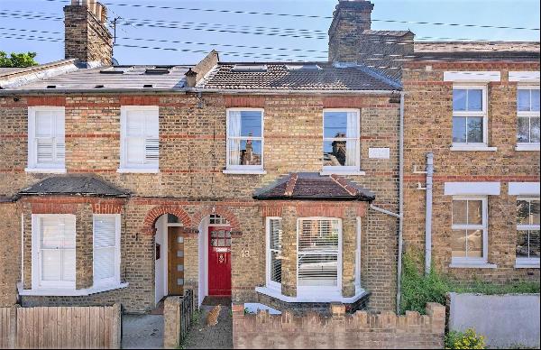 A wonderful four-bedroom home in a fantastic West Dulwich position.