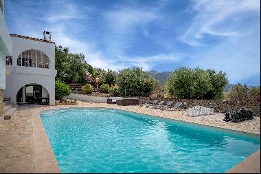 Andalusian style villa with fantastic pool area and views