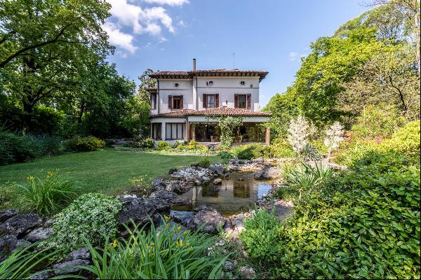 Elegant country villa with author’s park and swimming pool