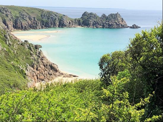 Occupying the most fabulous frontline coastal position and overlooking one of the '10 most