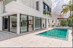 Luxurious 3-Story Villa with a Pool in Herzliya Pituach