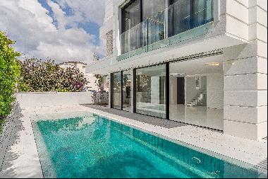 Luxurious 3-Story Villa with a Pool in Herzliya Pituach
