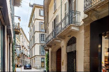 Prestigious apartment located in the historical district of “Cinque Vie”