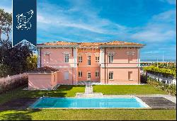 Elegant villa with a private garden and a pool in an exclusive area of Forte dei Marmi