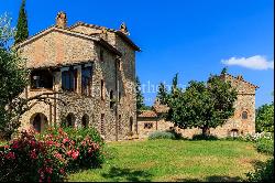 Renaissance hamlet with pool close to Perugia