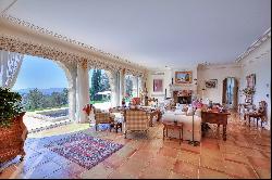 Châteauneuf-Grasse -Unique property with panoramic views of the hills and sea