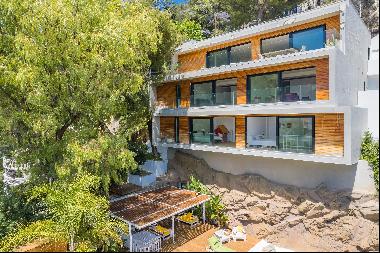 Contemporary villa in Roquebrune Cap Martin with remarkable views onto the Mediterranean a