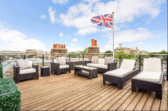 A stunning three bedroom penthouse apartment in an exceptional Grade I listed building.