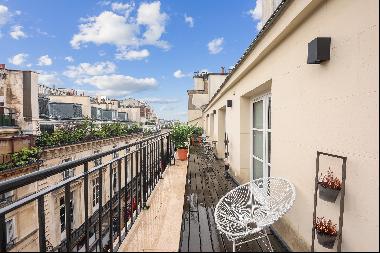 Lovely renovated apartment with terrace in the heart of Paris.