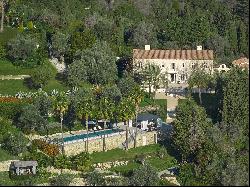 Exclusivite - a quelques pas du village de Mougins - Propriete avec vue mer.