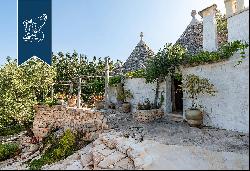 Elegant villa with a pool and trulli for sale in a panoramic position in Monopoli