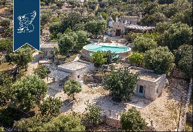 Elegant villa with a pool and trulli for sale in a panoramic position in Monopoli
