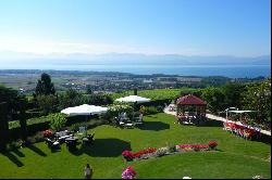 Luxurious property with breathtaking views of Lake Geneva and the Alps