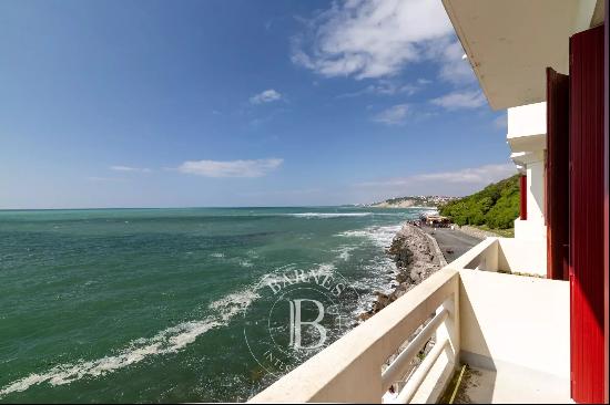 GUETHARY, HEART OF THE VILLAGE, APARTMENT FACING THE SEA