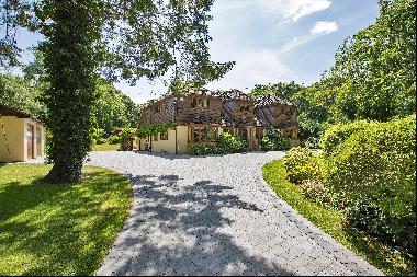 A fantastic five bedroom detached house that offers luxurious and spacious living nestled 